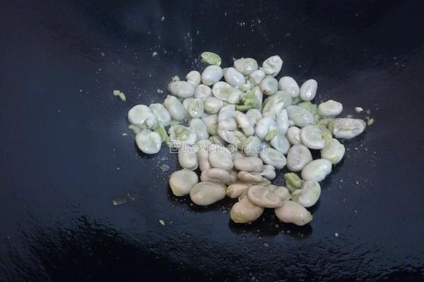 苋菜杆炒蚕豆的做法图解4