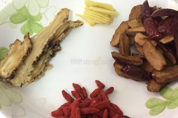 当归红枣鸡爪汤的做法图解1