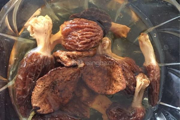 羊肚菌猪骨汤的做法图解2