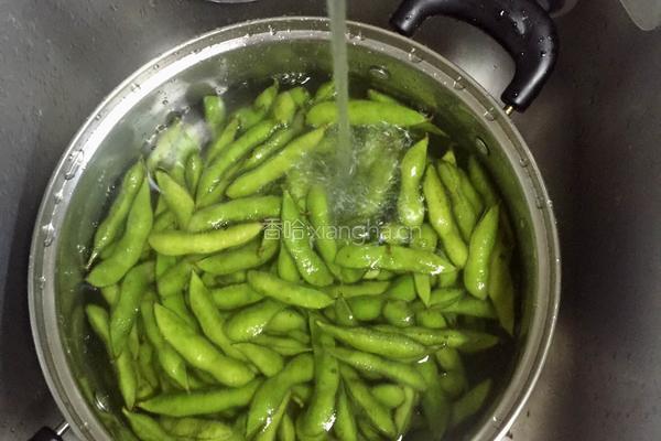 煮毛豆的做法图解1