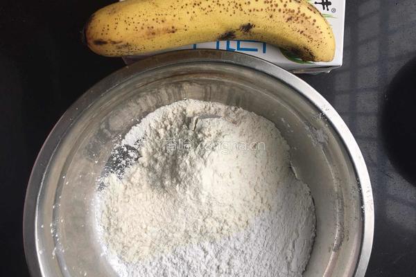 香蕉牛奶鸡蛋饼的做法图解1