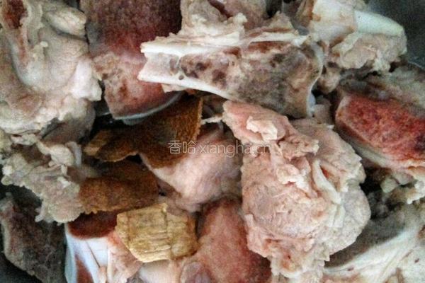 玉米猪骨粉葛汤的做法图解1