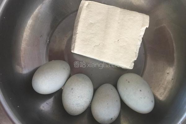 凉拌皮蛋豆腐的做法图解1
