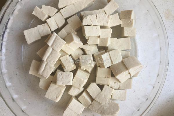 凉拌皮蛋豆腐的做法图解2