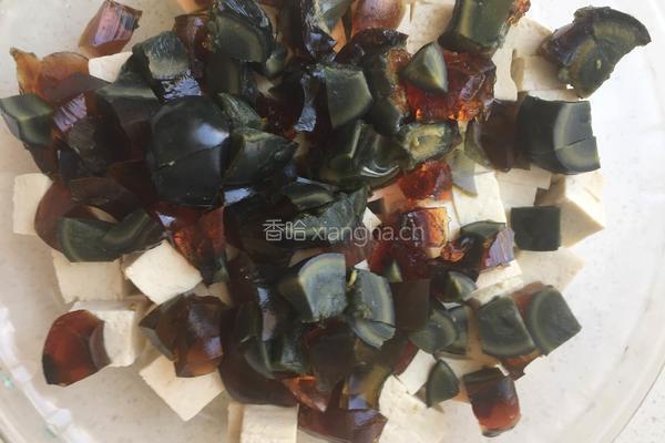 凉拌皮蛋豆腐的做法图解4