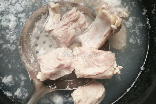排骨玉米汤的做法图解1