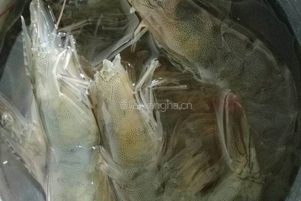 椰油焖活虾的做法图解1
