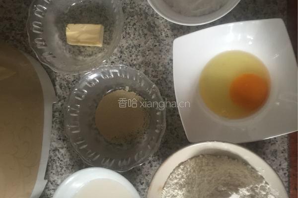 花朵豆沙面包的做法图解2