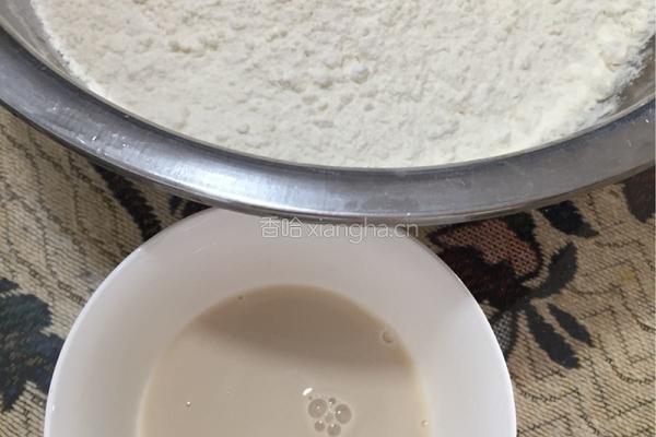 萝卜虾皮粉丝包子的做法图解2