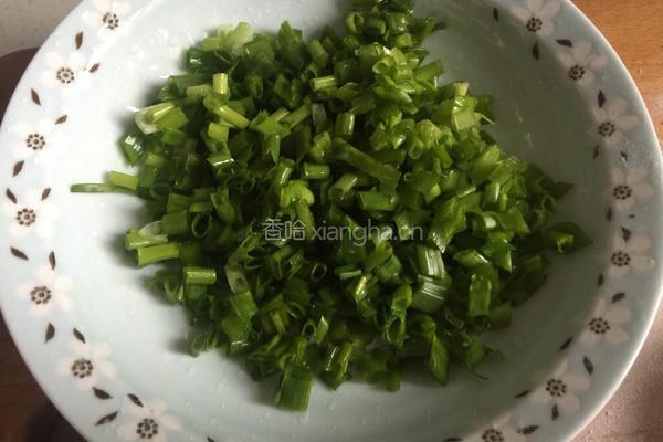 饺皮葱油饼的做法图解1
