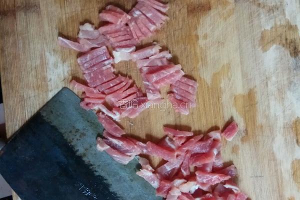 胡萝卜肉丝炒毛豆的做法图解1