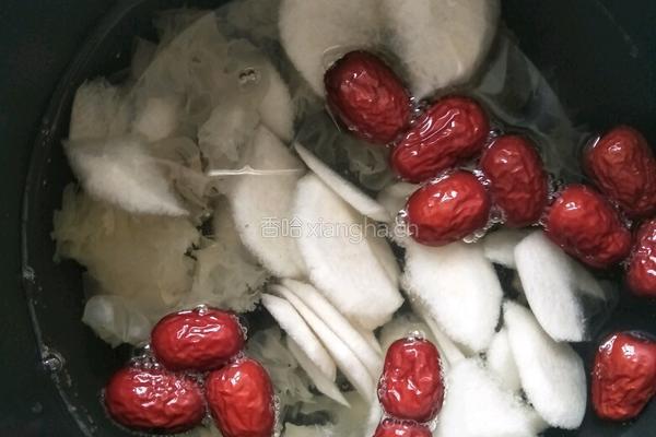 冰糖雪梨红枣银耳羹的做法图解7