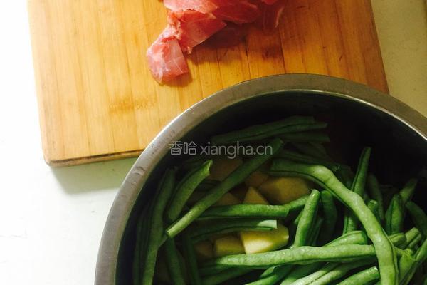 土豆炖豆角的做法图解1
