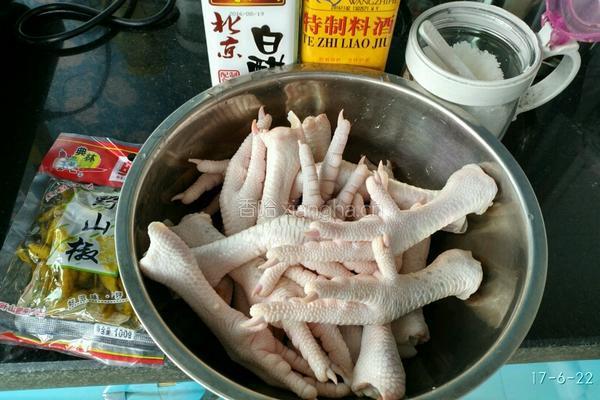 泡椒凤爪的做法图解1
