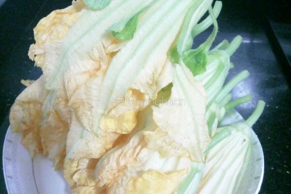 油炸南瓜花的做法图解1