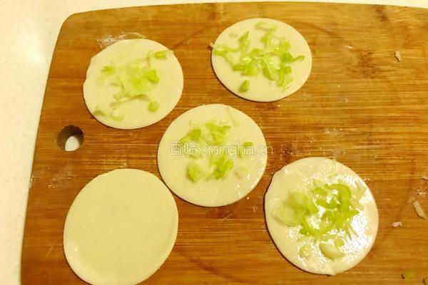 饺子皮葱花饼的做法图解3