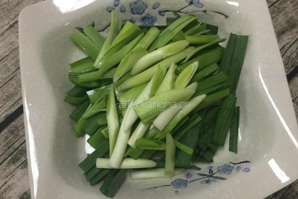 青蒜啤酒鸭的做法图解2