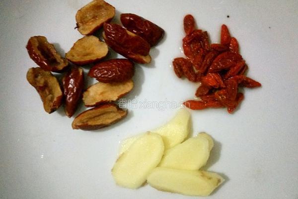红枣花生鸡爪汤的做法图解2