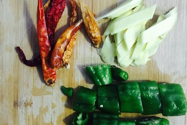 爆炒鸡肉粉丝的做法图解2
