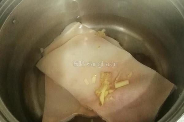 胡萝卜肉皮冻的做法图解1