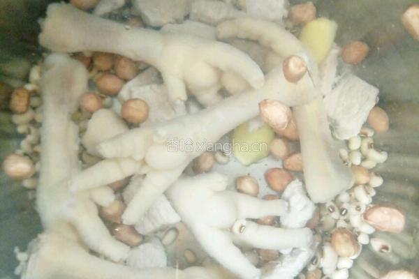 花生眉豆山药鸡脚汤的做法图解5