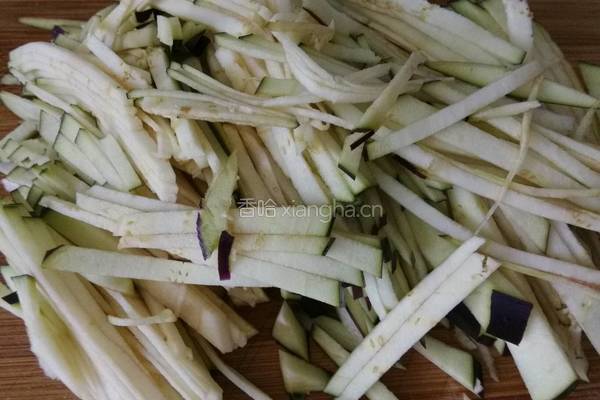 肉丝蚝油茄丝的做法图解2
