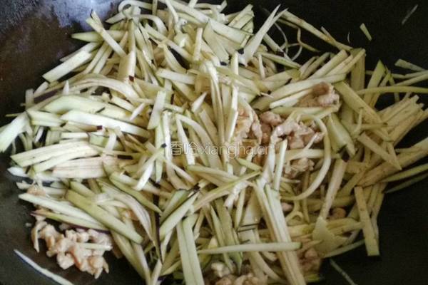 肉丝蚝油茄丝的做法图解5