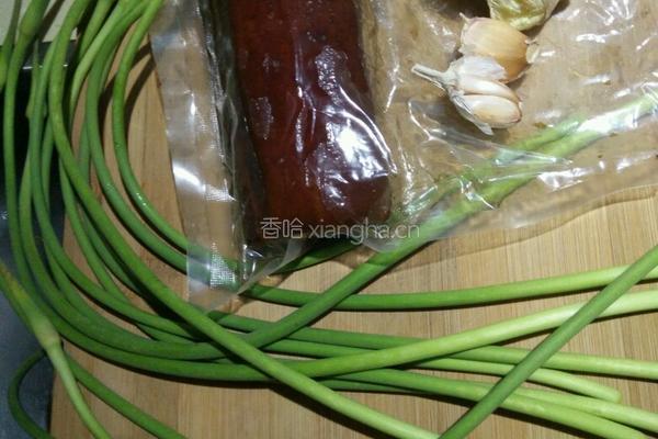 蒜苔炒腊肉的做法图解1