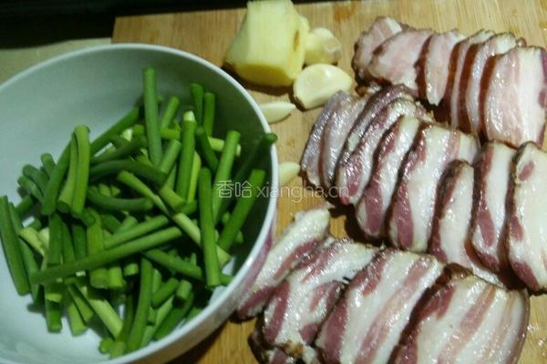 蒜苔炒腊肉的做法图解2