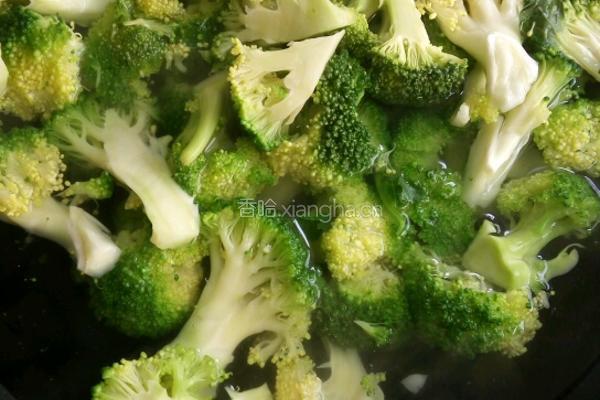 鸡脯肉西蓝花的做法图解3