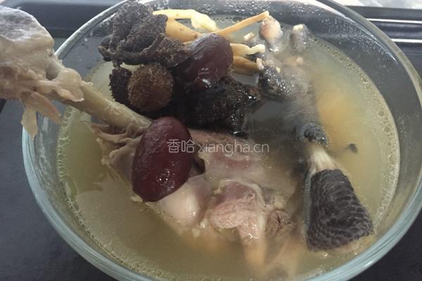 胡椒根沙仁猪肚煲鸡