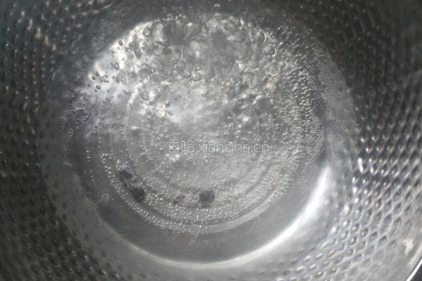 梨瓜西米黑米露的做法图解2