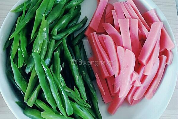 四季豆炒火腿的做法图解2