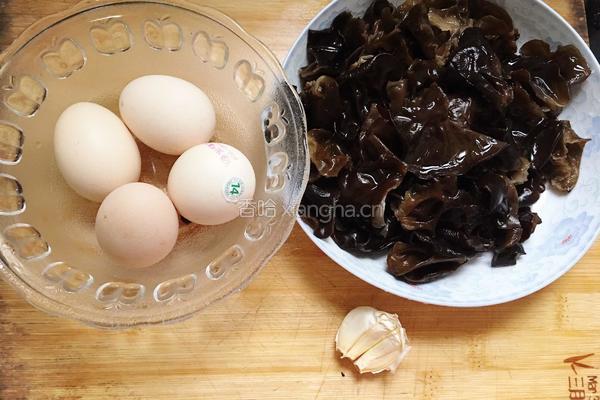 蒜香木耳炒鸡蛋的做法图解1