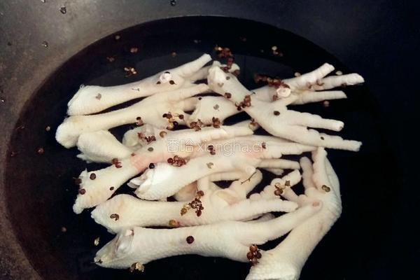 卤冰鲜鸡爪的做法图解3