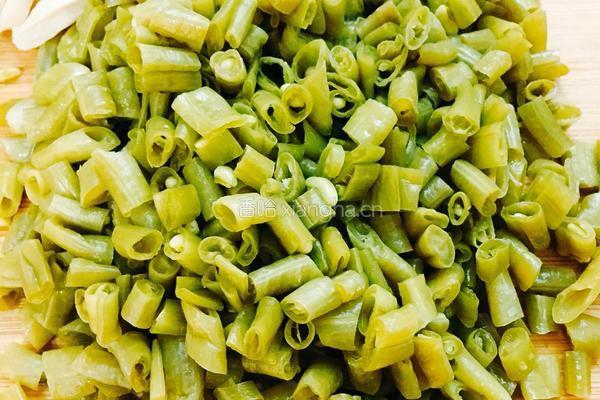 肉沫炒酸豆角的做法图解2