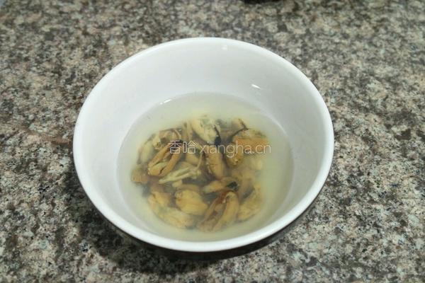 辣椒炒淡菜干的做法图解2