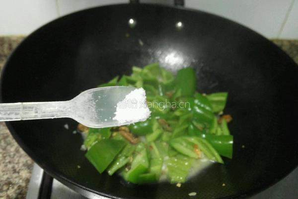 辣椒炒淡菜干的做法图解8