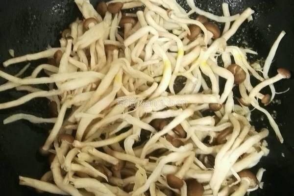 蟹味菇炒肉丝的做法图解5