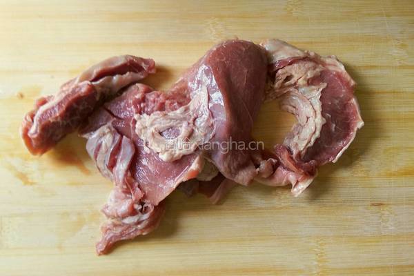 胡萝卜牛肉包子的做法图解1
