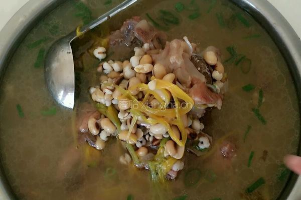 黄花菜黄豆薏米筒骨汤的做法图解9