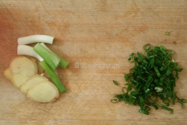黄花菜黄豆薏米筒骨汤的做法图解3