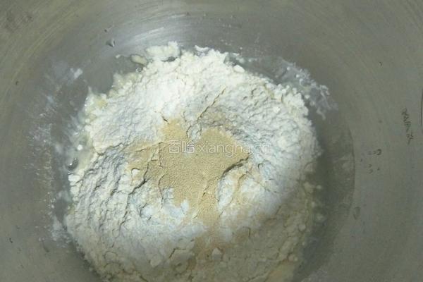 松软豆沙小餐包的做法图解3