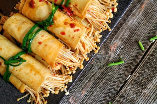 金针菇豆皮卷的做法图解1
