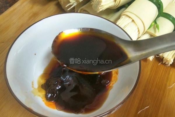 金针菇豆皮卷的做法图解3