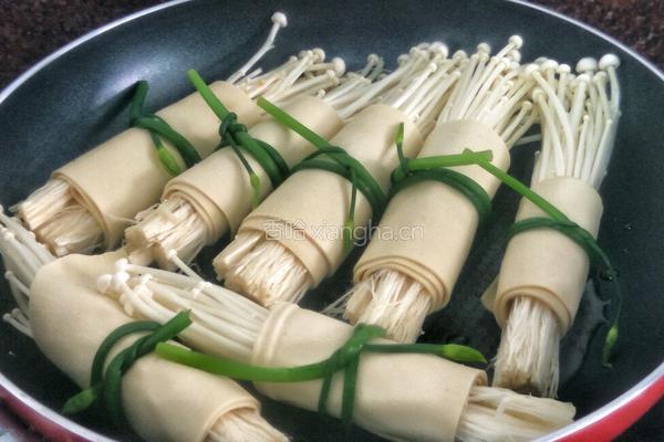金针菇豆皮卷的做法图解9