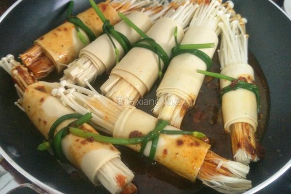 金针菇豆皮卷的做法图解11