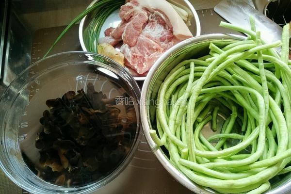 豇豆猪肉饺子的做法图解1