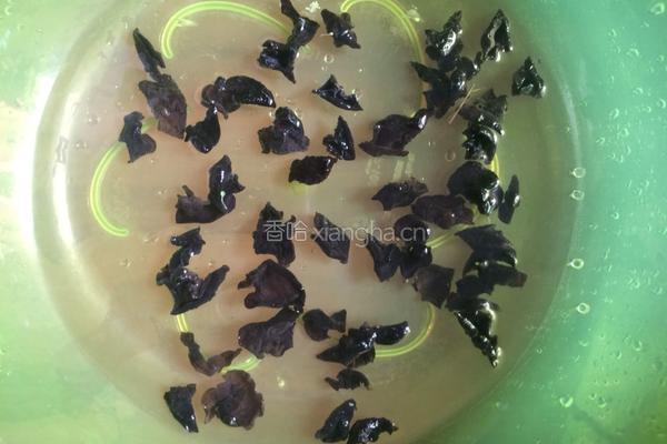 西兰花炒木耳的做法图解1