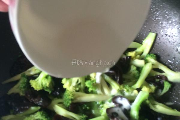 西兰花炒木耳的做法图解9